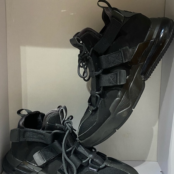 Nike Air Edge 270 in Triple Black - Picture 2 of 7